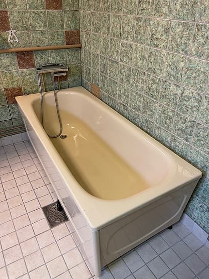 Fint retrobadkar och matchande badrumsskåp! Säljes p.g.a. renovering
