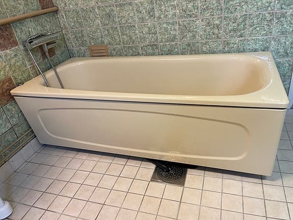 Fint retrobadkar och matchande badrumsskåp! Säljes p.g.a. renovering