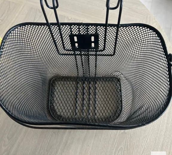 Svart cykelkorg i metall