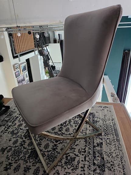 Elegant sammetsstol / kontorsstol i mullvad och guld