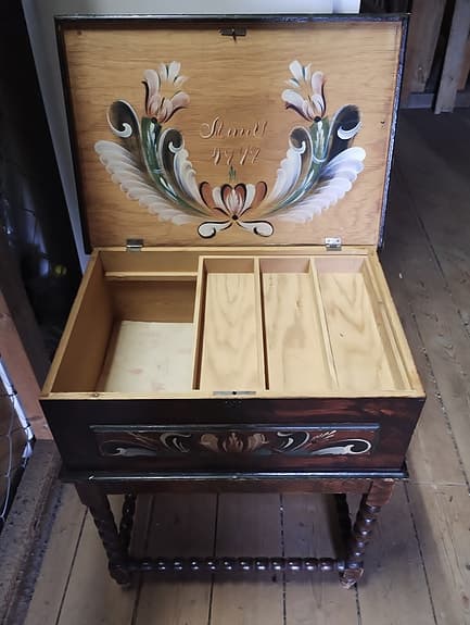 Smyckeskrin/syskrin/sidobord