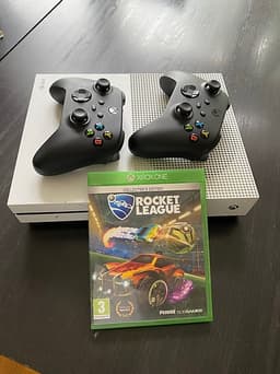 Xbox One S och två svarta kontroller