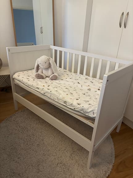 Spjälsäng SUNDVIK och bäddmadrass från IKEA (helt ny!)