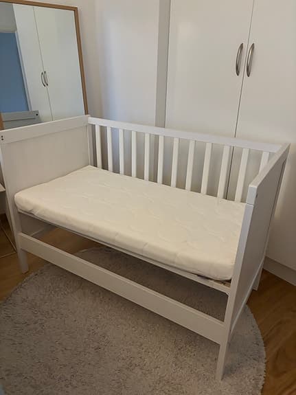 Spjälsäng SUNDVIK och bäddmadrass från IKEA (helt ny!)
