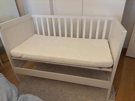 Spjälsäng SUNDVIK och bäddmadrass från IKEA (helt ny!)