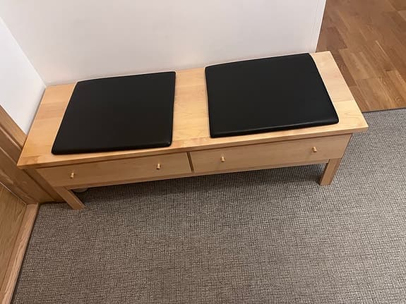 Mio bänk med förvaring och sittdynor i massiv trä