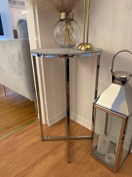 Sidobord / Pelarbord i marmorlook & silver