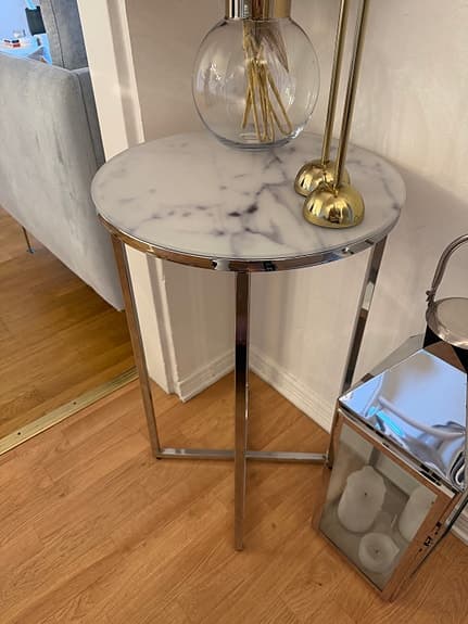 Sidobord / Pelarbord i marmorlook & silver