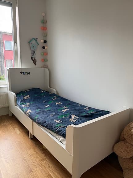 IKEA barnsäng med madrass vit och bäddmadrass