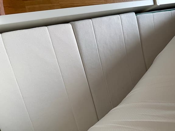 IKEA barnsäng med madrass vit och bäddmadrass