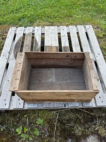 Antik trälåda i massivt trä – Vintage förvaring