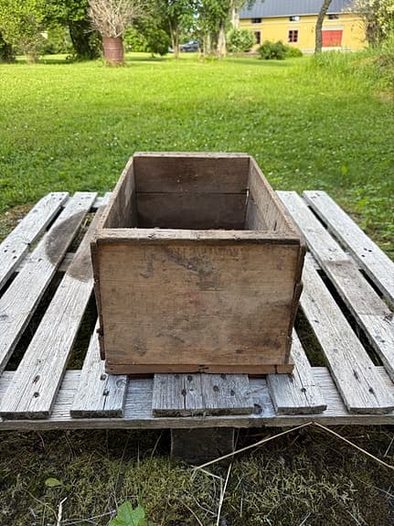 Antik trälåda i massivt trä – Vintage förvaring