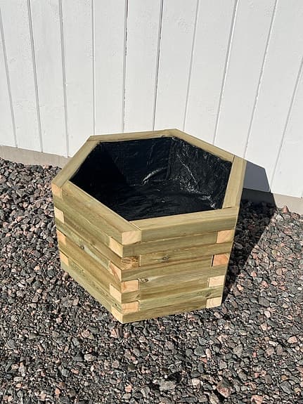 Sexkantig träkruka blomlåda ute