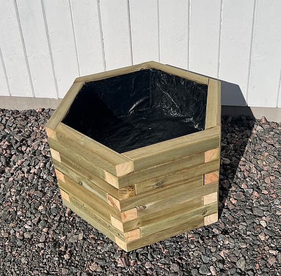 Sexkantig träkruka blomlåda ute