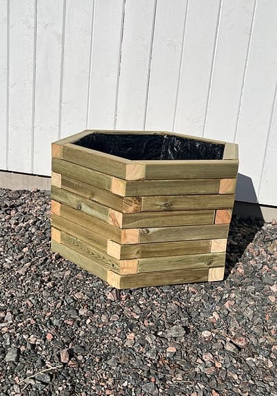 Sexkantig träkruka blomlåda ute