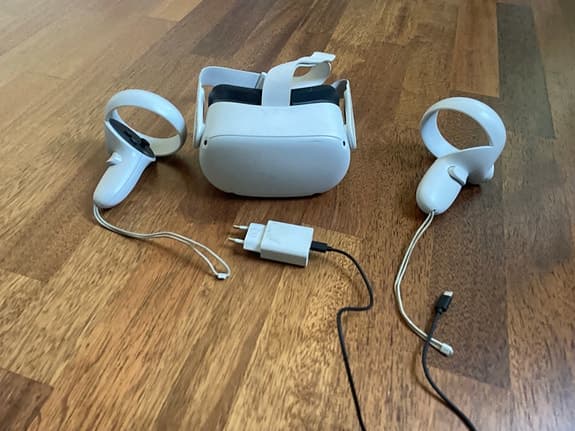 VR-headset med handkontroller vit