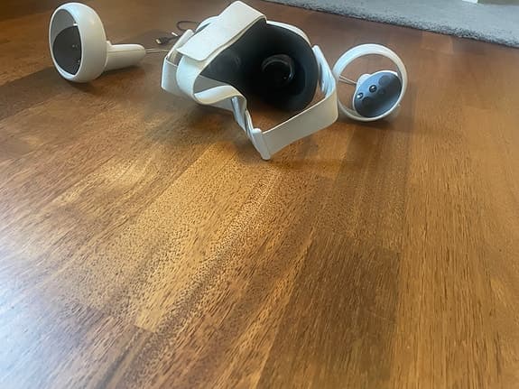 VR-headset med handkontroller vit