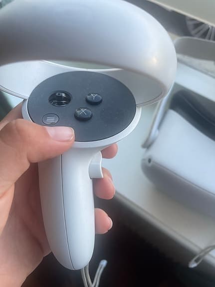 VR-headset med handkontroller vit