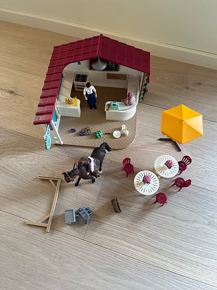 Schleich Café med häst och ryttare.