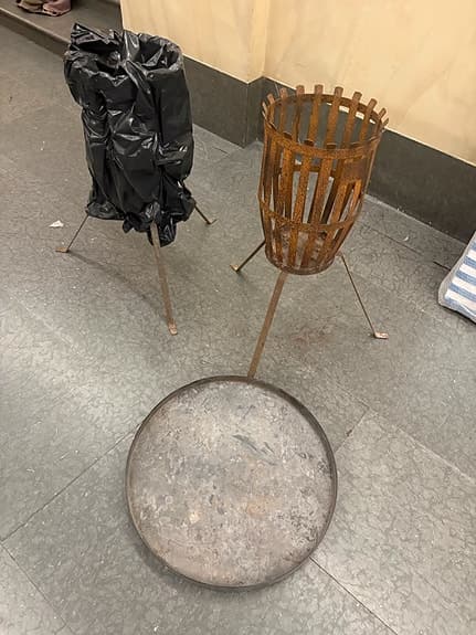 Röshults Eldkorg i metall med fat
