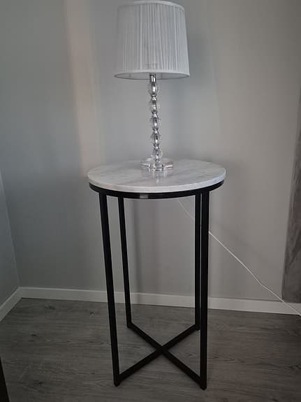 2 st sängbord med marmor skiva och metall