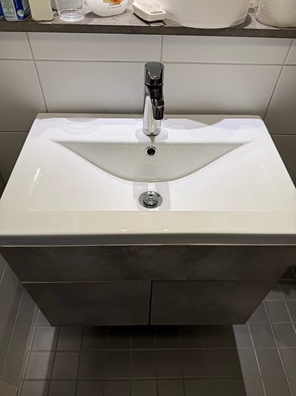 Badrumskommod med tvättställ grå