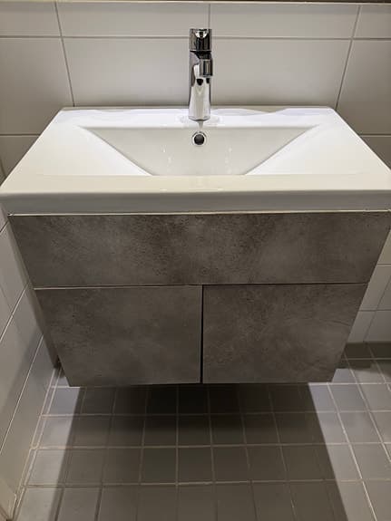 Badrumskommod med tvättställ grå