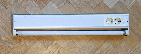 Retro lysrörsarmatur lampa med två kontakter av Thorn Järnkonst 62x11x4,5 cm