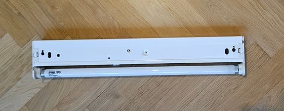 Retro lysrörsarmatur lampa med två kontakter av Thorn Järnkonst 62x11x4,5 cm