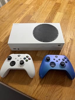 Xbox Series S spelkonsol vit med två handkontroller