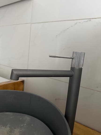 Grå tvättställsblandare badrumskran