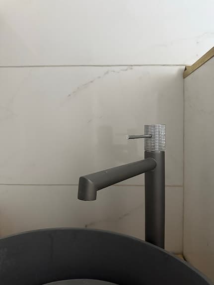 Grå tvättställsblandare badrumskran