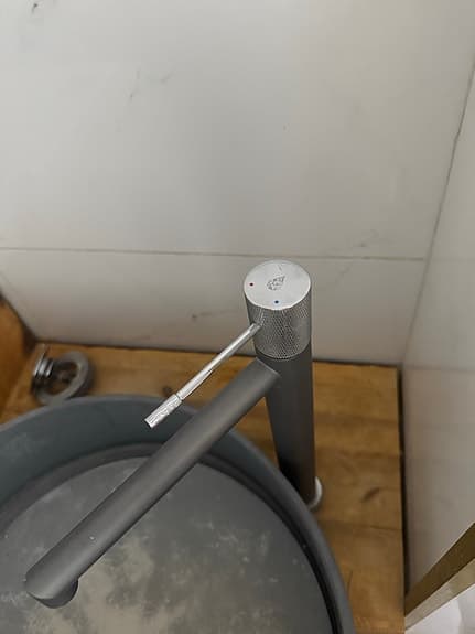 Grå tvättställsblandare badrumskran