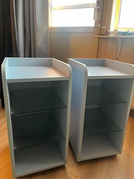 Ljus blåa rullande Ikea nattduksbord
