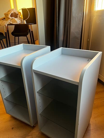 Ljus blåa rullande Ikea nattduksbord