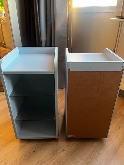Ljus blåa rullande Ikea nattduksbord