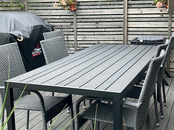 Matgrupp med stort bord och 6 st bekväma stolar