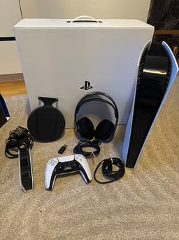 PlayStation 5 med Pulse 3D-headset och laddstation