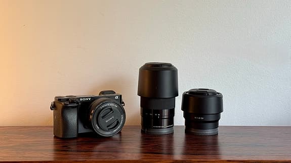 Sony A6000 + 3 objektiv & tillbehör (komplett kamerapaket)
