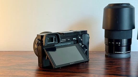 Sony A6000 + 3 objektiv & tillbehör (komplett kamerapaket)