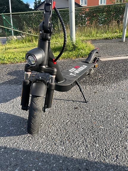 Heldämpad elsparkcykel E-Wheels E2S V3 - Som ny, med garanti!