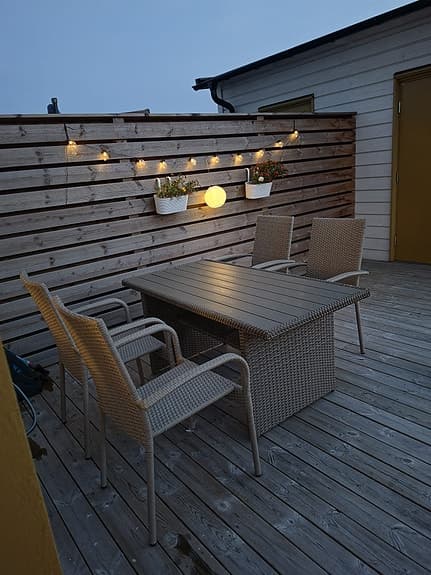 Trädgårdsbord med 4 stolar – nyskick