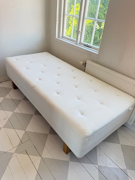 Vit säng 90x200 med träribbor pocket resår