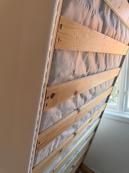 Vit säng 90x200 med träribbor pocket resår