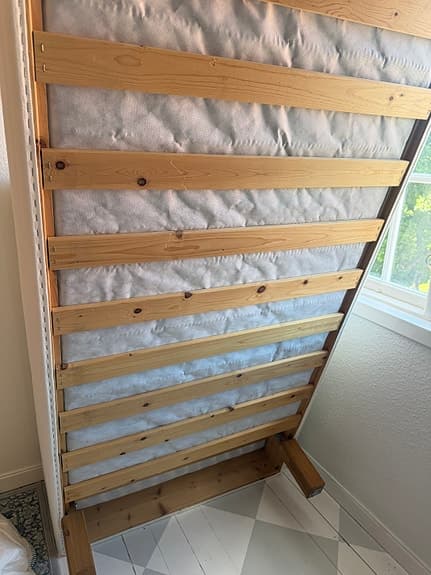 Vit säng 90x200 med träribbor pocket resår