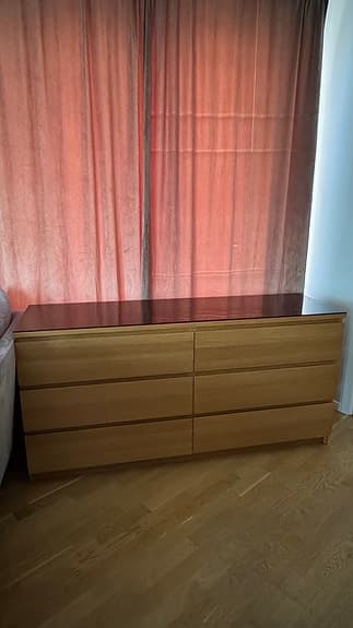 Byrå med 6 lådor och glasskiva