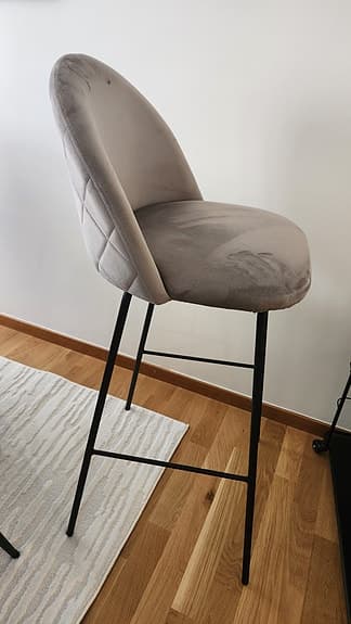 Två barstolar i färg grå