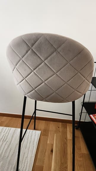 Två barstolar i färg grå