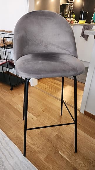 Två barstolar i färg grå