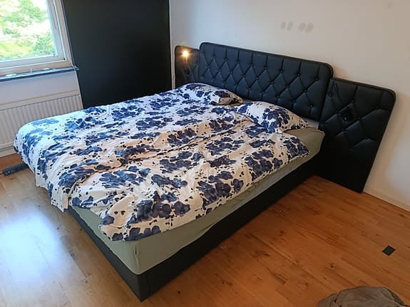 Svart läder sängram 200x180